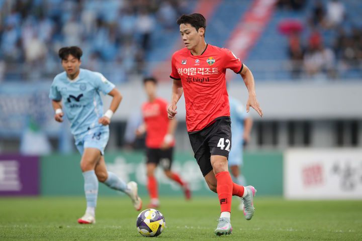 [서울=뉴시스] 하나은행 K리그1 2025 20라운드 최우수선수(MVP)로 선정된 강원FC의 모재현. (사진=한국프로축구연맹 제공) *재판매 및 DB 금지