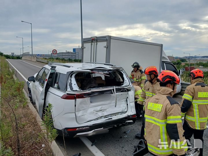 [인천=뉴시스] 24일 오후 인천 서구 인천김포고속도로 인천 방향 검단양촌나들목(IC) 진입부 램프 구간에서 차량 3대가 추돌했다. 사진은 사고 충격으로 뒷부분이 파손된 카니발 차량. (사진=인천소방본부 제공) 2025.06.24. photo@newsis.com
