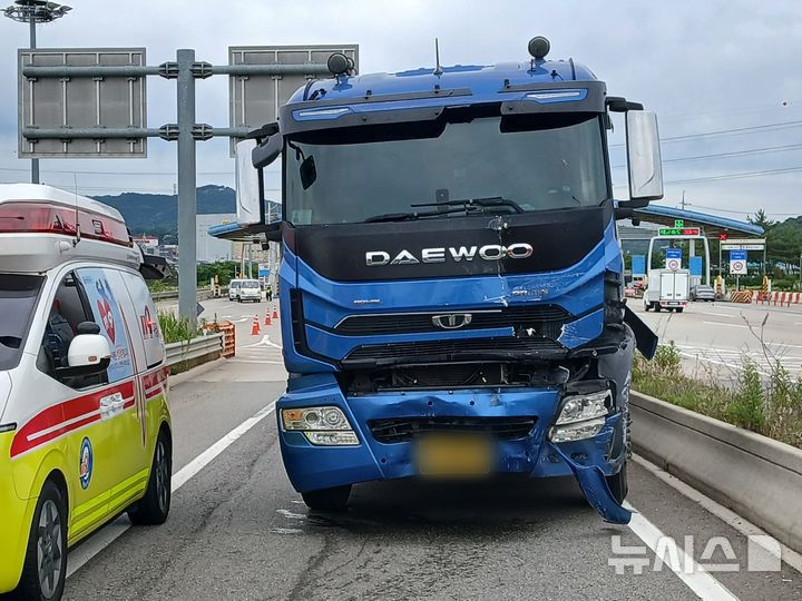 [인천=뉴시스] 24일 오후 인천 서구 인천김포고속도로 인천 방향 검단양촌나들목(IC) 진입부 램프 구간에서 차량 3대가 추돌했다. 사진은 사고 충격으로 앞부분이 파손된 사료운반 화물차. (사진=인천소방본부 제공) 2025.06.24. photo@newsis.com