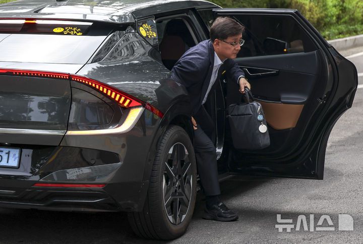 [서울=뉴시스] 고승민 기자 = 김성환 환경부 장관 후보자가 6월 24일 서울 여의도 이룸센터어 마련된 후보자 사무실로 출근하며 전기차에서 내리고 있다. 2025.06.24. kkssmm99@newsis.com