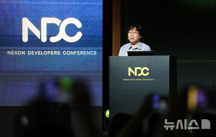 [성남=뉴시스] 김진아 기자 = 박용현 넥슨게임즈 대표가 24일 경기도 판교 경기창조경제혁신센터에서 열린 '넥슨 개발자 콘퍼런스(NDC)'에서  '우리가 빅 게임을 만드는 이유'를 주제로 기조강연을 하고 있다. 2025.06.24. bluesoda@newsis.com