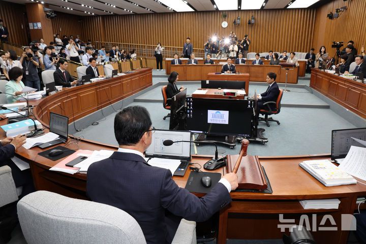 [서울=뉴시스] 김명년 기자 = 24일 오전 서울 여의도 국회에서 김민석 국무총리 후보자 임명동의에 관한 인사청문특별위원회 전체회의가 열리고 있다. 2025.06.24. kmn@newsis.com