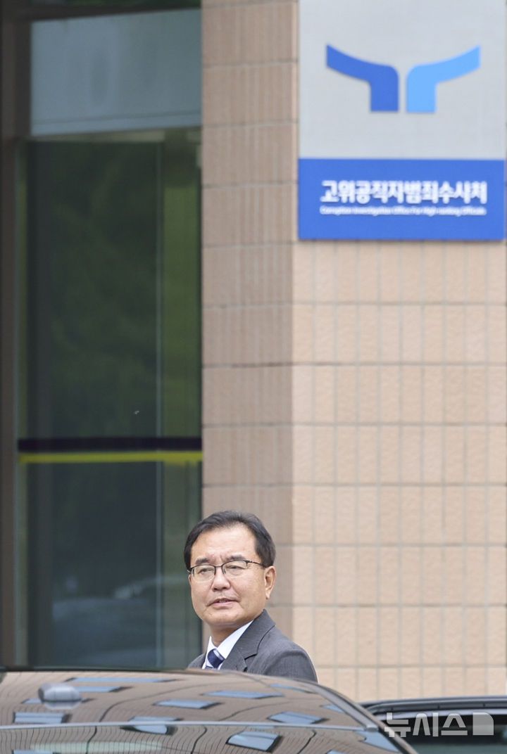 [과천=뉴시스] 이영환 기자 = 순직 해병 수사 외압 의혹 사건을 맡은 이명현 특별검사를 비롯한 특검팀이 24일 오후 오동운 고위공직자범죄수사처(공수처) 처장과의 면담을 위해 공수처에 도착하고 있다. 2025.06.24. 20hwan@newsis.com