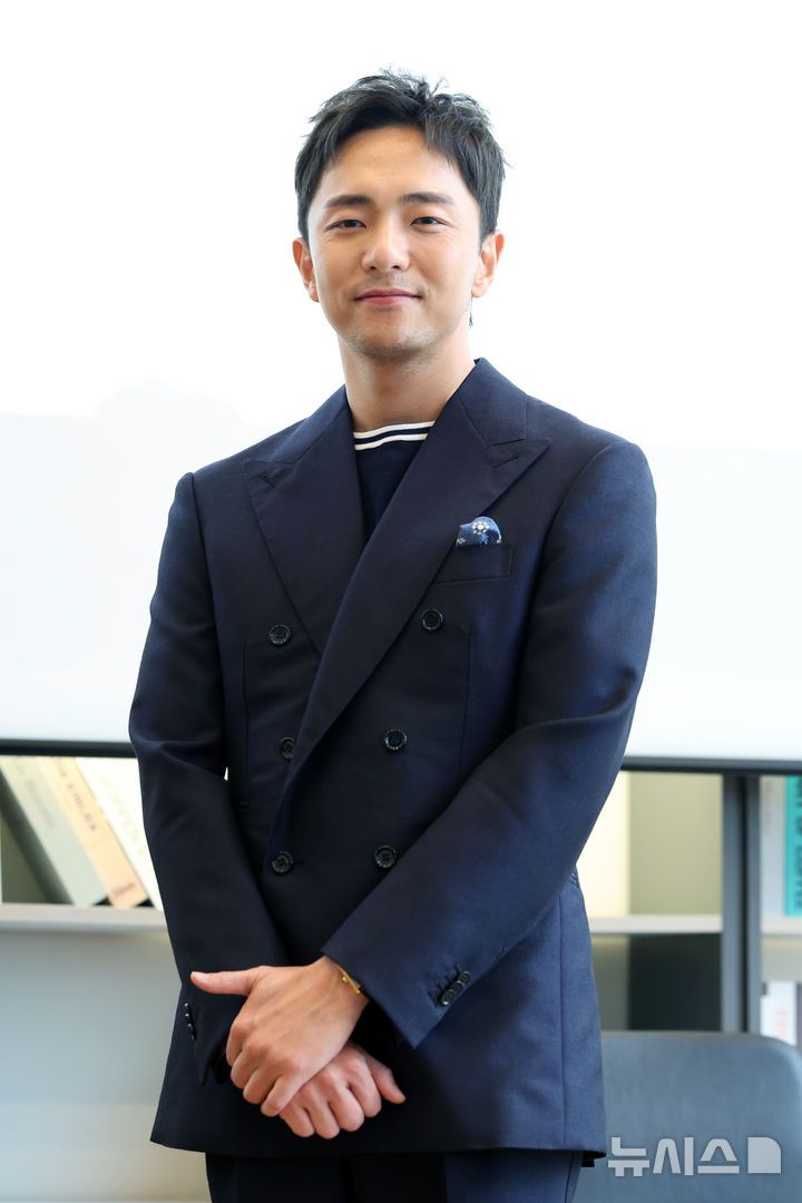 [서울=뉴시스] 박진희 기자 = 뮤지컬 '어쩌면 해피 엔딩(Maybe Happy Ending)' 박천휴 작가가 24일 서울 중구 커뮤니티하우스 마실에서 기자간담회를 하고 있다. 박 작가는 제78회 토니상 시상식에서 창작 뮤지컬 '어쩌면 해피 엔딩'(Maybe Happy Ending)으로 한국인 최초로 최우수 오리지널 작사·작곡상(Best Orginal Score)과 최우수 극본상을 수상했다. 2025.06.24. pak7130@newsis.com