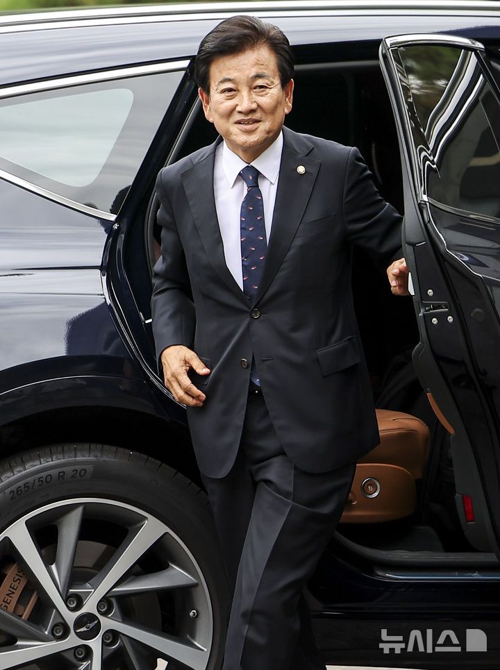 [서울=뉴시스] 김선웅 기자 = 정동영 통일부장관 후보자가 24일 서울 종로구 통일부 남북관계관리단에 마련된 인사청문회 준비 사무실로 출근하고 있다. 2025.06.24. mangusta@newsis.com