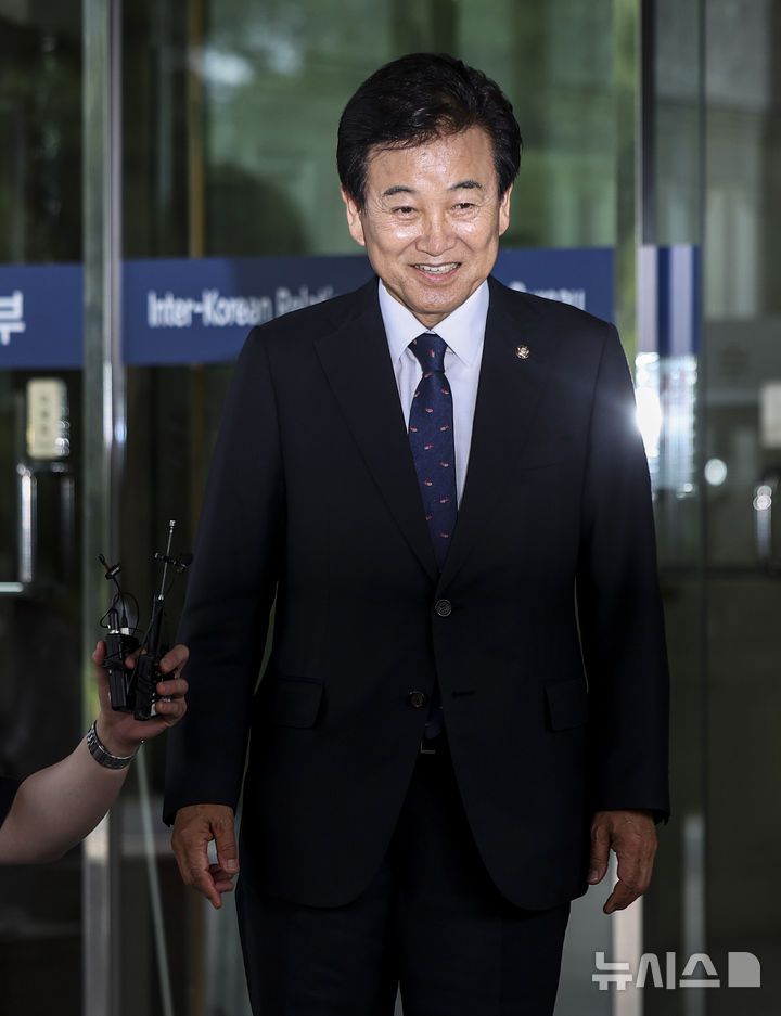 [서울=뉴시스] 김선웅 기자 = 정동영 통일부장관 후보자가 24일 서울 종로구 통일부 남북관계관리단에 마련된 인사청문회 준비 사무실로 출근하고 있다. 2025.06.24. mangusta@newsis.com