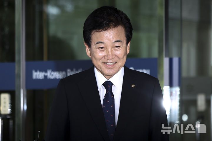 [서울=뉴시스] 김선웅 기자 = 정동영 통일부장관 후보자가 24일 서울 종로구 통일부 남북관계관리단에 마련된 인사청문회 준비 사무실로 출근하고 있다. 2025.06.24. mangusta@newsis.com