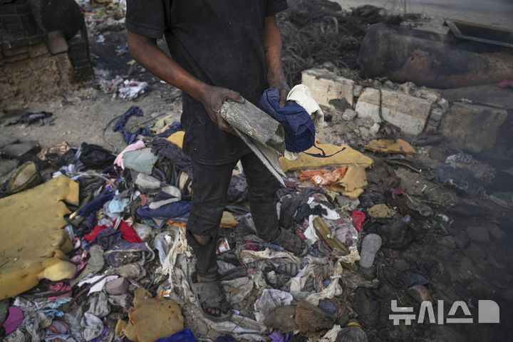 [가자시티=AP/뉴시스] 지난 22일(현지 시간) 가자지구 가자시티 남쪽 시로드에서 팔레스타인 청년이 연료 추출용 플라스틱을 모으고 있다. 팔레스타인 청년들은 플라스틱 폐기물을 금속 드럼에 넣고 가열해 만든 연료를 병에 담아 판매하며, 이는 현지에서 발전기나 이동용 연료로 사용된다. 유독한 연기와 불길에 노출되는 고된 작업이지만, 이들에게는 가족의 생계를 이어가는 거의 유일한 수단이다. 2025.06.25.