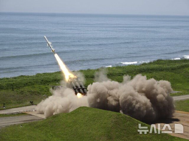[홋카이도=AP/뉴시스] 지난달 24일 일본 홋카이도 시즈나이 대공 사격장에서 일본 육상자위대가 88식 지대함 단거리 미사일을 시험 발사하고 있다. 일본이 중국의 군사력 증강에 대응해 본토에서 처음으로 미사일을 시험 발사했다. 2025.07.18.