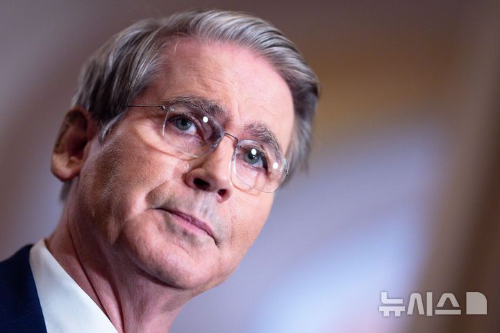 [워싱턴=AP/뉴시스] 스콧 베선트 미국 재무장관이 지난 4일(현지 시간) 미국 국회의사당에서 취재진 질문에 답하고 있다. 2025.07.31.