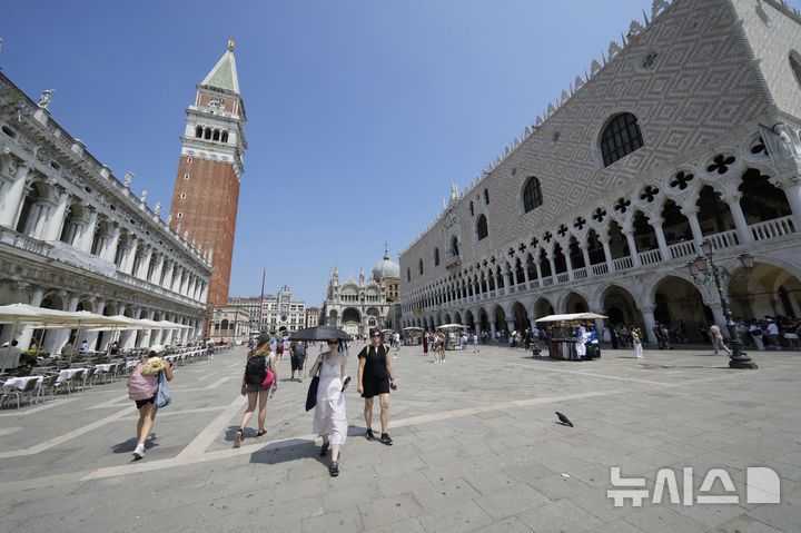 [베니스=AP/뉴시스] 지난 25일(현지 시간) 이탈리아 베니스 산 마르코 광장에서 관광객들이 이동하고 있다. 아마존 창립자 제프 베이조스가 약혼녀 로렌 산체스와 26일부터 28일까지 베니스에서 초호화 결혼식을 할 예정이었으나 현지 시민들의 거센 반발에 장소를 변경했다. 2025.06.26.