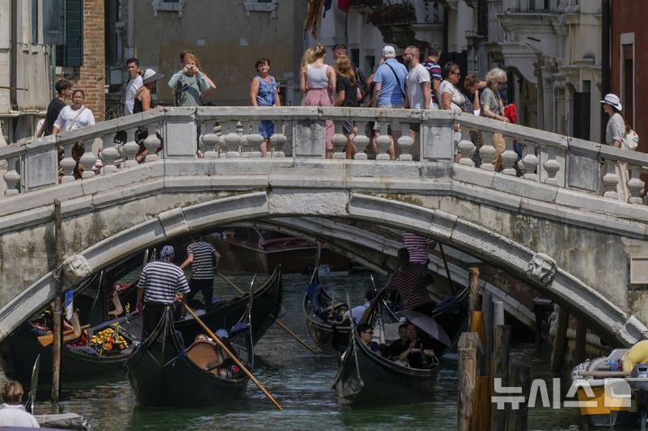 [베니스=AP/뉴시스] 지난 25일(현지 시간) 이탈리아 베니스 운하에 관광객이 모여 있다. 아마존 창립자 제프 베이조스가 약혼녀 로렌 산체스와 26일부터 28일까지 베니스에서 초호화 결혼식을 할 예정이었으나 현지 시민들의 거센 반발에 장소를 변경했다. 2025.06.26.