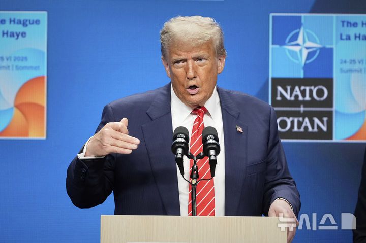 [헤이그=AP/뉴시스]도널드 트럼프 미국 대통령이 지난해 6월25일(현지 시간) 네덜란드 헤이그에서 북대서양조약기구(NATO·나토) 정상회의에 참석한 뒤 기자회견을 하는 모습. 2026.01.18.