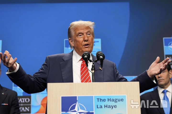 [헤이그=AP/뉴시스] 도널드 트럼프 미국 대통령이 25일(현지 시간) 네덜란드 헤이그에서 북대서양조약기구(NATO·나토) 정상회의에 참석한 뒤 기자회견을 열고 발언하고 있다. 2025.06.26.