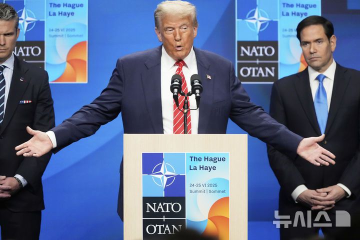 [헤이그=AP/뉴시스] 도널드 트럼프 미국 대통령이 지난 25일(현지 시간) 네덜란드 헤이그에서 열린 북대서양조약기구(나토) 정상회의에 참석한 뒤 기자회견하고 있다. 트럼프 대통령은 이란이 더는 핵 개발에 나서지 않을 것이며, 내주 이란과 회담할 예정이라고 밝혔다. 2025.06.27.