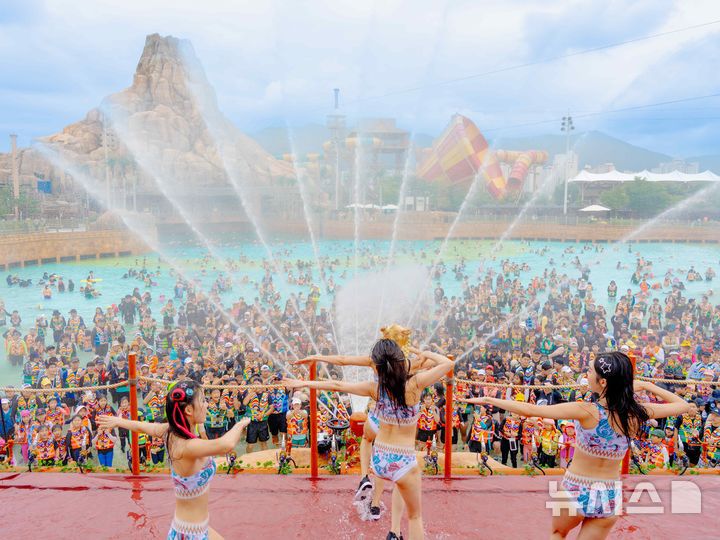 [김해=뉴시스] 김해 롯데워터파크 '자이언트 웨이브페스타'. (사진=롯데 제공) 2025.06.25. photo@newsis.com