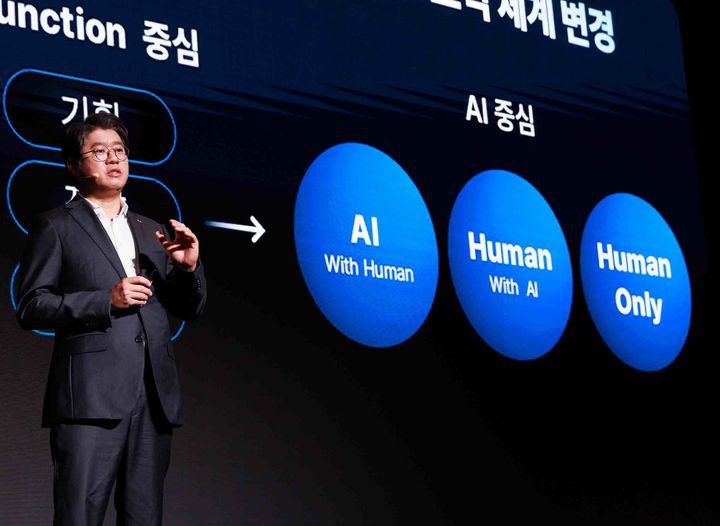 윤풍영 SK AX 대표가 '이매진(IMAGINE) 인공지능전환(AX) 2025' 컨퍼런스서 개회사 하고 있다(사진=SK AX 제공) *재판매 및 DB 금지