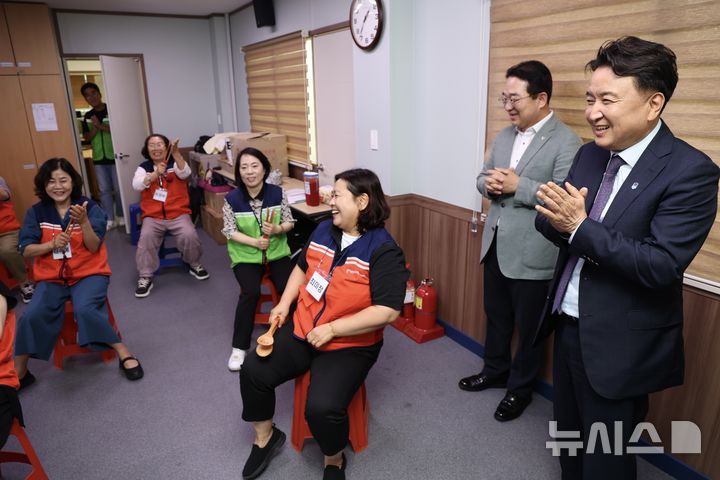 [옥천=뉴시스] 김영환(사진 오른쪽) 충북지사가 25일 옥천군 자원봉사센터를 방문해 직원들과 자원봉사 활성화 방안과 지원정책을 주제로 놓고 대화하고 있다. (사진=충북도 제공) 2025.06.25. photo@newsis.com *재판매 및 DB 금지