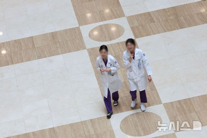 [서울=뉴시스] 권창회 기자 = 지난 25일 서울 시내 대학병원에서 의료진들이 이동하고 있다. 2025.06.25. kch0523@newsis.com