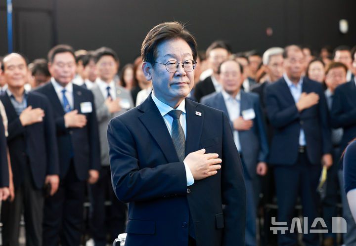 [광주=뉴시스] 고범준 기자 = 이재명 대통령이 25일 광주 국립 아시아문화전당에서 열린 광주시민, 전남도민 타운홀미팅에서 국기에 경례를 하고 있다. 2025.06.25. bjko@newsis.com