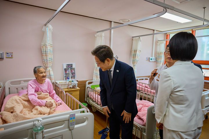 [서울=뉴시스] 이재명 대통령과 부인 김혜경 여사가 25일 전남 고흥 국립소록도병원을 찾아 환우 어르신과 대화를 나누고 있다. (사진=대통령실 제공) 2025.06.25. photo@newsis.com *재판매 및 DB 금지