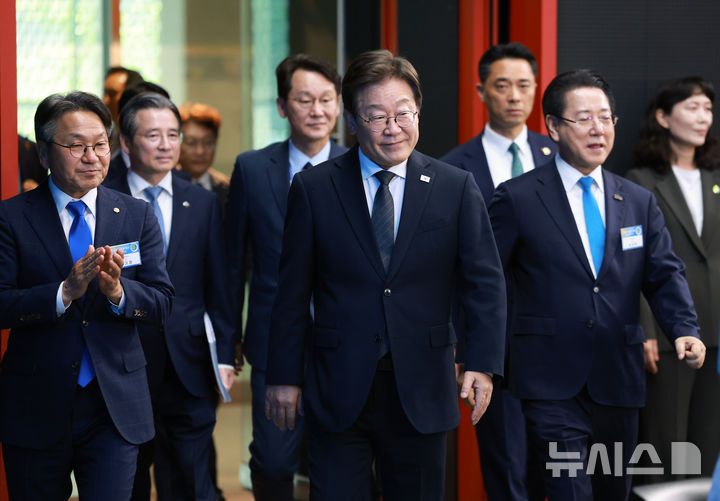 [광주=뉴시스] 고범준 기자 = 이재명 대통령이 25일 광주 국립아시아문화전당에서 열린 광주시민, 전남도민 타운홀미팅에 입장하고 있다. 2025.06.25. bjko@newsis.com