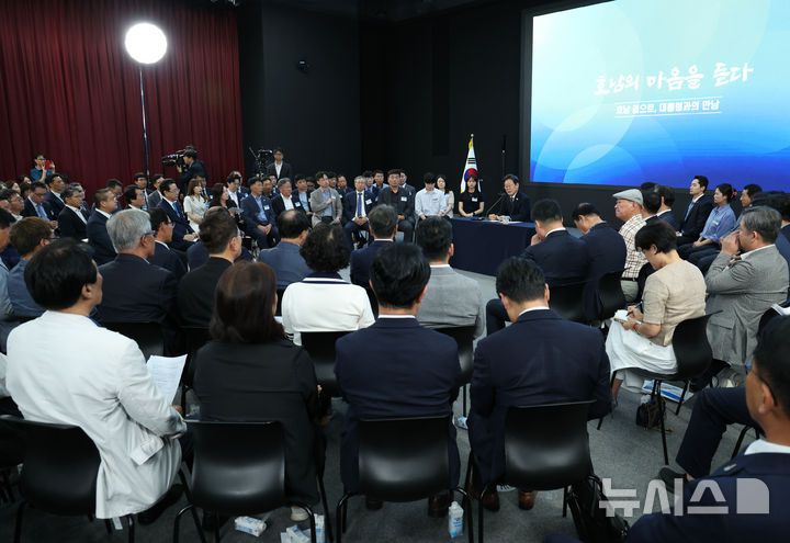 [광주=뉴시스] 고범준 기자 = 이재명 대통령이 25일 광주 국립아시아문화전당에서 광주시민, 전남도민과 타운홀미팅을 하고 있다. 2025.06.25. bjko@newsis.com