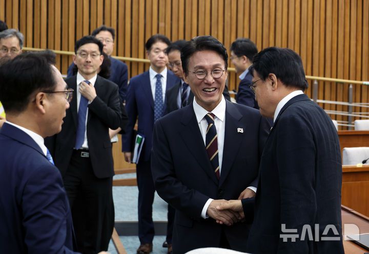 [서울=뉴시스] 고승민 기자 = 김민석 국무총리 후보자가 25일 서울 여의도 국회에서 열린 인사청문회에서 정회 후 황운하 조국혁신당 의원 등과 인사를 나누고 있다. 2025.06.25. kkssmm99@newsis.com