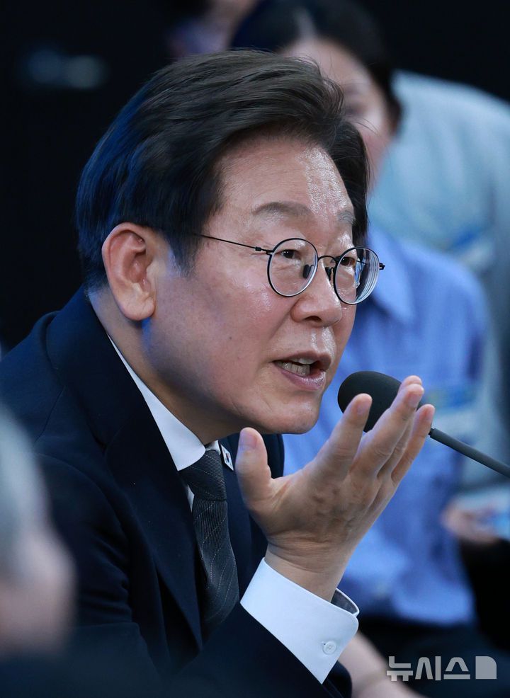 [광주=뉴시스] 고범준 기자 = 이재명 대통령이 25일 광주 국립아시아문화전당에서 열린 광주시민, 전남도민 타운홀미팅에서 참석자 질문에 답하고 있다. 2025.06.25. bjko@newsis.com