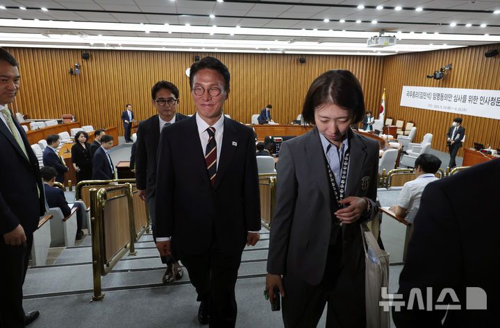 [서울=뉴시스] 고승민 기자 = 25일 서울 여의도 국회에서 열린 김민석 국무총리 후보자 인사청문회에서 국민의힘 의원들이 자료 관련 청문회 참여를 중단하자 이들을 기다리던 김 후보자가 저녁식사를 위해 이동하고 있다. 2025.06.25. kkssmm99@newsis.com