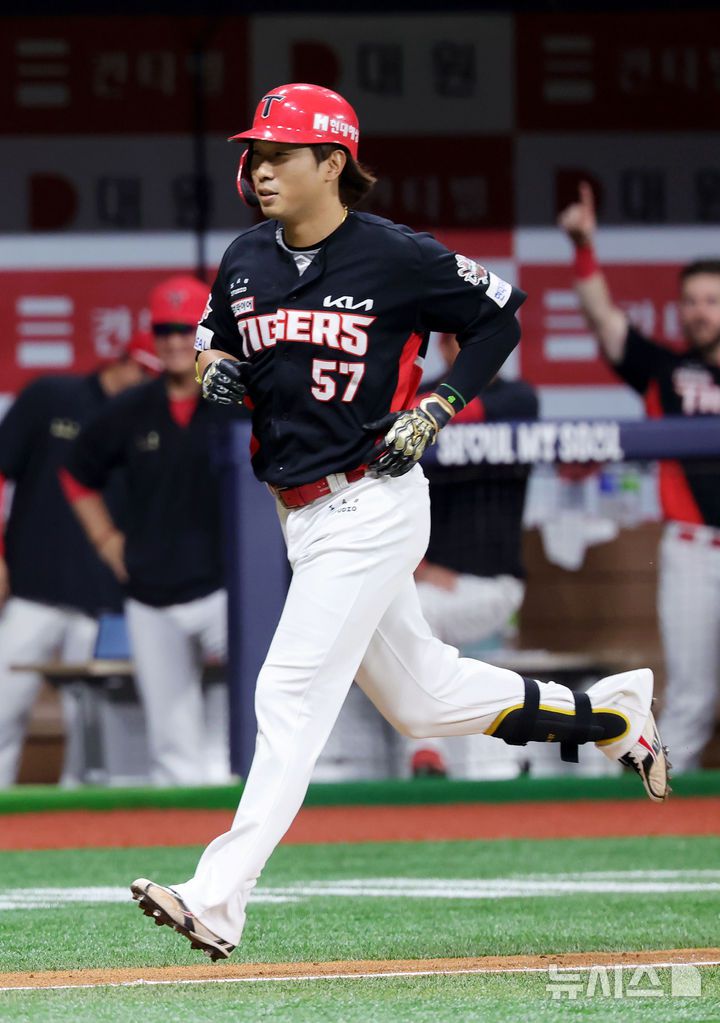 [서울=뉴시스] 홍효식 기자 = 25일 서울 구로구 고척스카이돔에서 열린 2025 KBO리그 KIA 타이거즈와 키움 히어로즈의 경기, 7회초 무사 노주자 KIA 고종욱이 솔로포를 친 뒤 그라운드를 돌고 있다. 2025.06.25. yesphoto@newsis.com