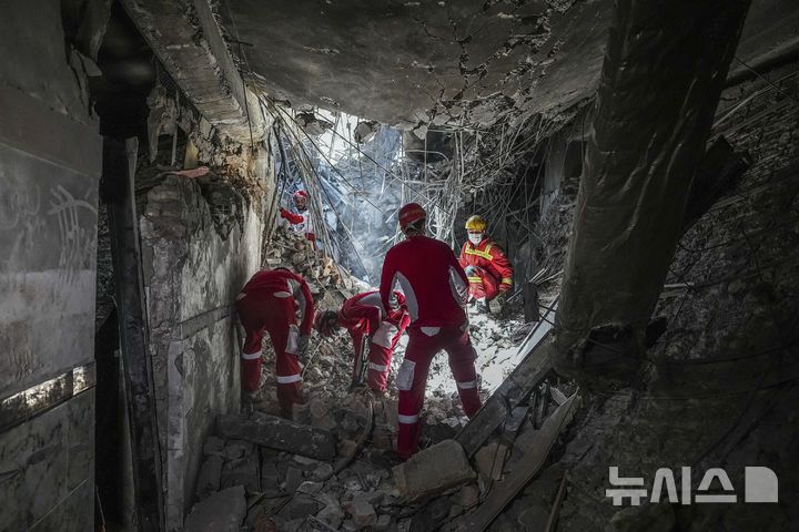 [테헤란=AP/뉴시스] 지난 24일(현지 시간) 이란 테헤란에서 구조대원들이 전날 이스라엘의 공습으로 파손된 에빈 교도소 일대를 수색하고 있다. 에빈 교도소에는 정치범 등이 수용되는 곳으로 알려져 있다. 2025.06.26.