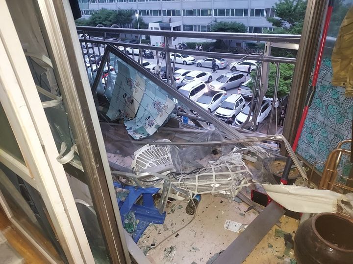 [익산=뉴시스] 지난 25일 오후 7시 8분께 익산시 부송동의 한 아파트 4층에서 에어컨 실외기가 폭발했다. 사진은 당시 실외기가 폭발한 발코니 현장 모습. (사진=전북도소방본부 제공) 2025.06.26. photo@newsis.com *재판매 및 DB 금지