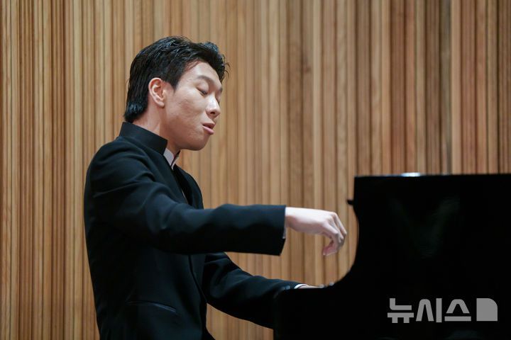 [서울=뉴시스]피아니스트 김세현이 26일 서울 종로구 세종문화회관 서클홀에서 열린 기자간담회에서 피아노 연주를 하고 있다. (사진=크레디아 제공)