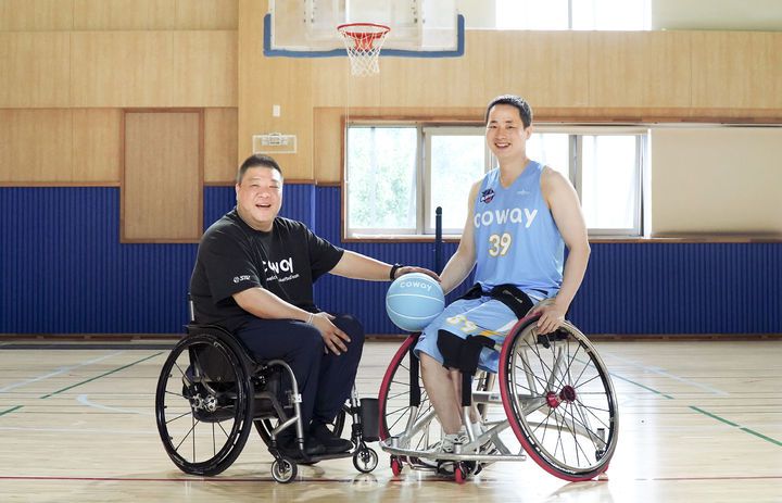[서울=뉴시스] 왼쪽부터 김영무 코웨이 블루휠스 휠체어 농구단 감독, 김상열 선수. (사진=코웨이 제공) 2025.06.30. photo@newsis.com *재판매 및 DB 금지