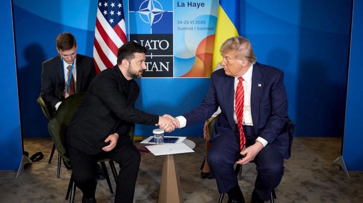 [서울=뉴시스] 볼로디미르 젤렌스키 우크라이나 대통령이 지난달 25일 네덜란드 헤이그에서 열린 북대서양조약기구(나토) 정상회의에서 트럼프와 만나고 있다. <사진 출처 : 키이우 포스트> 2025.06.26.