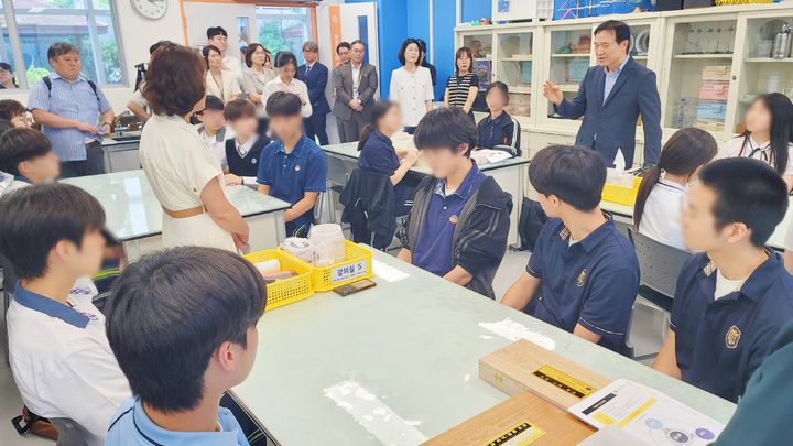 [과천=뉴시스] 임태희 경기도교육감이 26일 오후 국립과천과학관에서 열린 '융합과학 탐구' 공동교육과정 수업을 참관하며 학생들과 대화를 나누고 있다. 이날 수업에는 과천지역 4개 고등학교 2학년생들이 참여해 탄소순환 주제를 중심으로 실험과 탐구 활동을 진행했다. (사진=경기도교육청 제공) 2025.06.26. photo@newsis.com *재판매 및 DB 금지