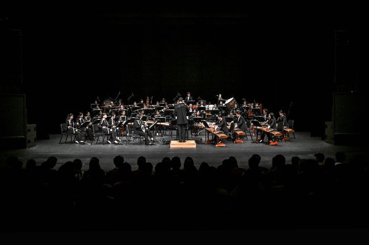 [서울=뉴시스] 25일 서울 종로구 세종문화회관에서 열린 Re-프로젝트 '장단의 재발견'에서 지휘자 최수열과 서울시국악관현악단이 작곡가 이하느리의 첫 국악 작품 '언셀렉티드 앰비언트 루프스 25-25'(Unselected Ambient loops 25-25)을 연주했다. (사진=세종문화회관 제공) 2025.06.26. photo@newsis.com *재판매 및 DB 금지