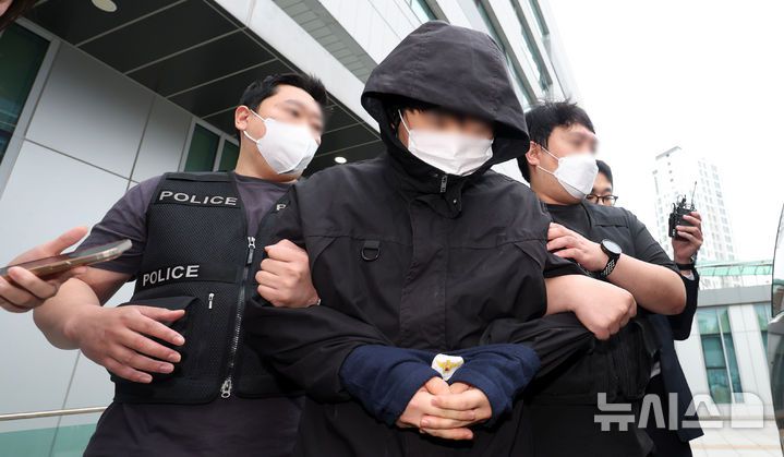 [서울=뉴시스] 김선웅 기자 = 초등학교 여학생에게 사진을 요구하고 거절당하자 살해하겠다며 인터넷에 협박글을 게시한 혐의로 구속된 20대 남성 박모씨가 26일 서울 중랑경찰서에서 검찰로 송치되고 있다. 2025.06.26. mangusta@newsis.com