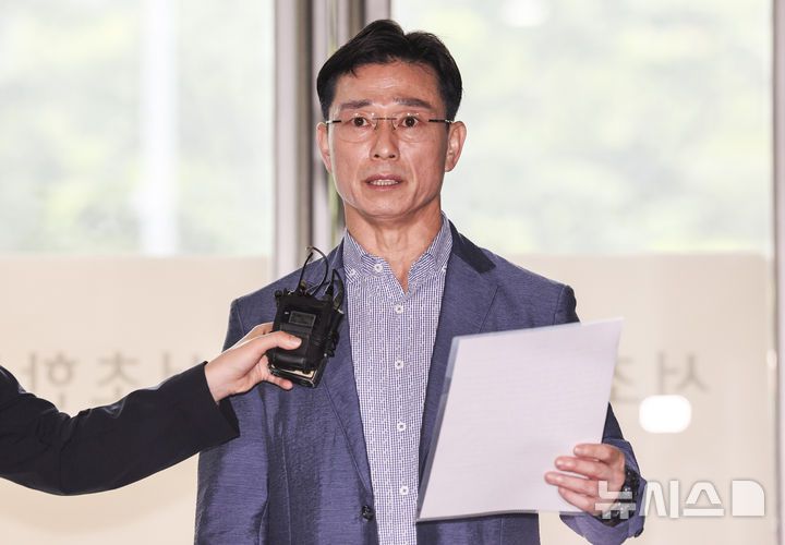 [서울=뉴시스] 김진아 기자 = 임성근 전 해병대 1사단장이 26일 서울 서초구 서초동에 마련된 이명현 채상병 특검 사무실에서 면담 전 입장문을 발표하고 있다. 2025.06.26. bluesoda@newsis.com