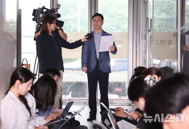 [서울=뉴시스] 김진아 기자 = 임성근 전 해병대 1사단장이 26일 서울 서초구 서초동에 마련된 이명현 채상병 특검 사무실을 찾아 면담 전 입장문을 발표하고 있다. 2025.06.26. bluesoda@newsis.com