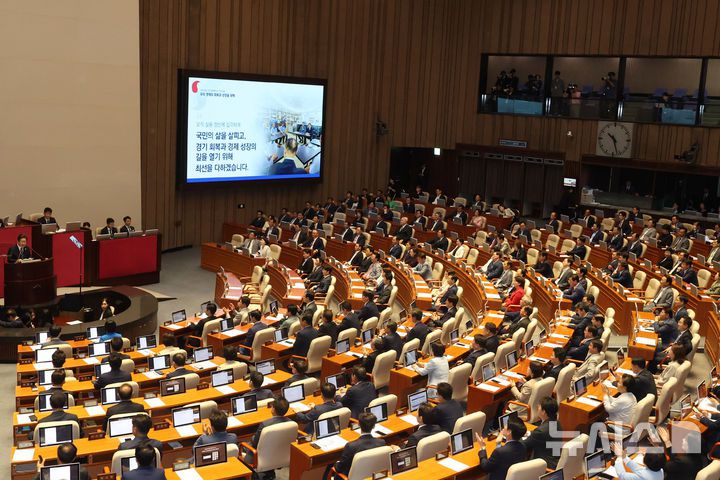 [서울=뉴시스] 국회사진기자단 = 이재명 정부 첫 추가경정예산(추경)안이 총 31조8000억원 규모로 4일 확정됐다. 국회에 제출됐던 정부안(30조5000억원)보다 1조3000억원 순증한 규모다. 사진은 이재명 대통령이 지난달 26일 서울 여의도 국회에서 열린 본회의에서 2025년도 제2회 추가경정예산안 시정연설을 하고 있는 모습. 2025.06.25. photo@newsis.com