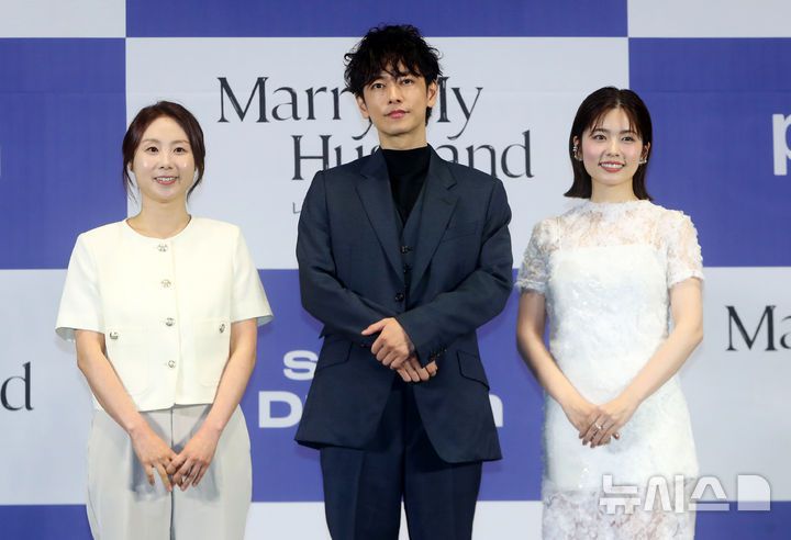 [서울=뉴시스] 김혜진 기자 = 손자영(왼쪽부터) 스튜디오 드래곤 책임 프로듀서, 일본 배우 사토 타케루, 코시바 후우카가 26일 오후 서울 구로구 라마다 신도림 호텔에서 열린 아마존 오리지널 일본 드라마 '내 남편과 결혼해줘' 일본판 제작발표회에서 포즈를 취하고 있다. 2025.06.26. jini@newsis.com