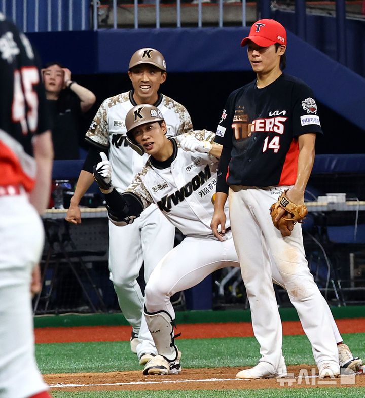 [서울=뉴시스] 박주성 기자 = 26일 오후 서울 구로구 고척스카이돔에서 열린 프로야구 2025 KBO리그 KIA 타이거즈 대 키움 히어로즈의 경기, 11회말 원아웃 주자 1루에서 키움 송성문이 동점 3루타를 치고 기뻐하고 있다. 2025.06.26.park7691@newsis.com