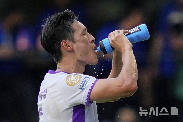 [올랜도=AP/뉴시스] 알아인(아랍에미리트)의 박용우가 26일(현지 시간) 미국 워싱턴의 아우디 필드에서 열린 2025 국제축구연맹(FIFA) 클럽 월드컵 조별리그 G조 3차전 위다드 카사블랑카(모나코)와의 경기 중 수분을 보충하고 있다. 16강 진출 탈락이 확정됐던 알아인은 2-1로 역전승을 거두고 아시아 구단 중 처음으로 승점을 챙겼다. 2025.06.27.