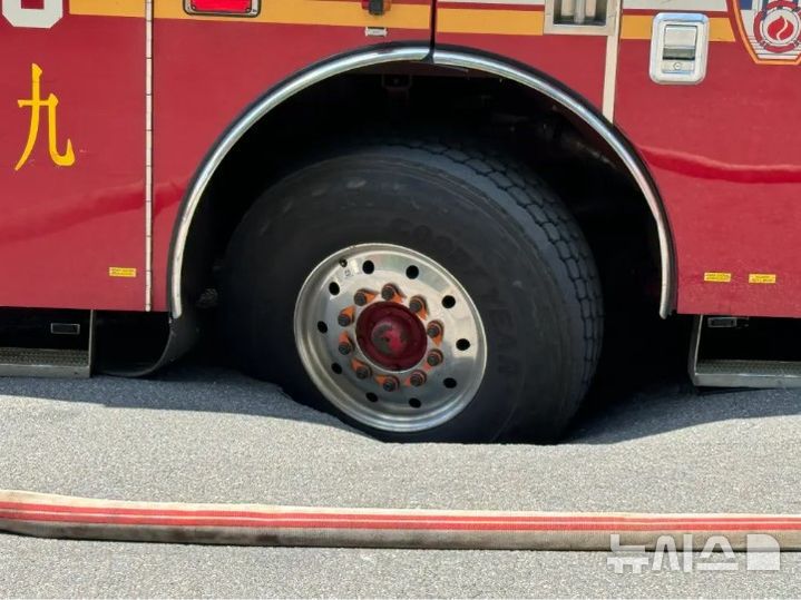 [뉴시스]미국 뉴욕에 폭염이 기승을 부리면서 아스팔트가 녹아 차량이 가라앉는 사고가 빈번히 일어나고 있다. (사진=뉴욕포스트)