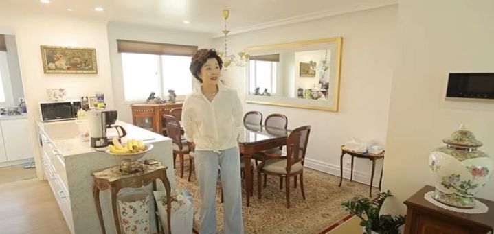 [서울=뉴시스] 배우 윤미라가 유튜브 채널에서 그가 살고있는 집을 공개했다. (사진=유튜브 채널 '윤미라' 캡쳐본) 2025. 06. 27. photo@newsis.com *재판매 및 DB 금지