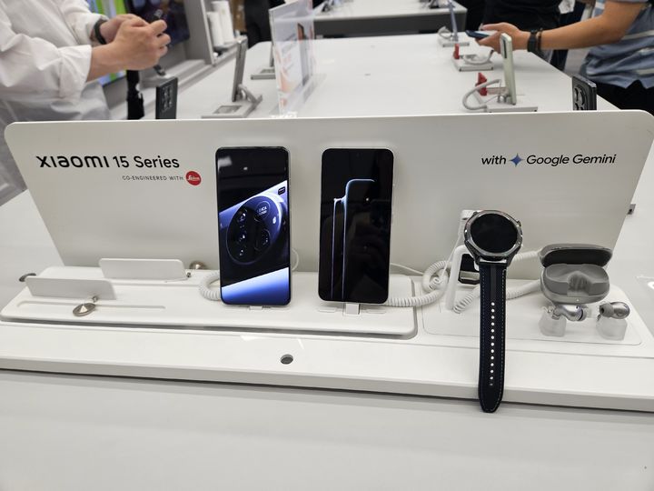 [서울=뉴시스] 박은비 기자 = 샤오미코리아가 28일 정식 오픈한 샤오미 스토어 서울 IFC몰 여의도점 내부. 주력 상품인 스마트폰 샤오미15 울트라와 스마트 워치, 무선이어폰이 전시돼 있다. 25.06.25. silverline@newsis.com *재판매 및 DB 금지