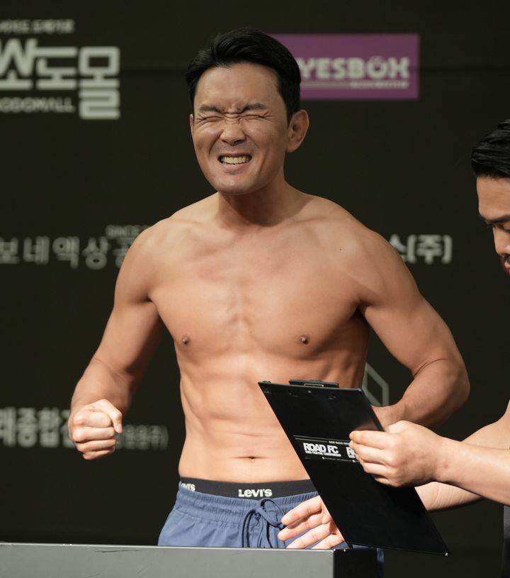 [서울=뉴시스] 27일 진행한 '굽네 ROAD FC 073' 계체량에서 코미디언 윤형빈이 -78.5kg으로 통과했다. (사진=로드) 2025. 06. 27. photo@newsis.com *재판매 및 DB 금지