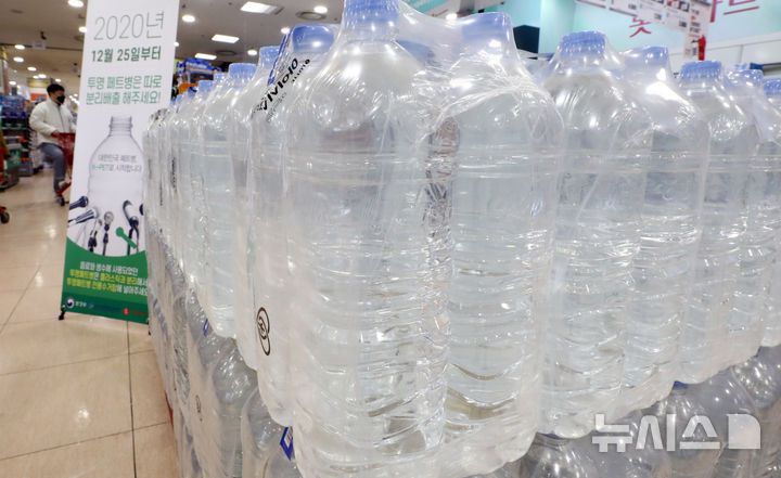[서울=뉴시스]이영환 기자 = 지난 2021년 1월27일 오후 서울 중구 롯데마트 서울역점에 무라벨 생수가 진열돼 있는 모습. 2021.01.27. 20hwan@newsis.com
